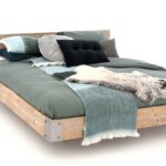 Steigerhouten bed zwevend industrieel uitgevoerd