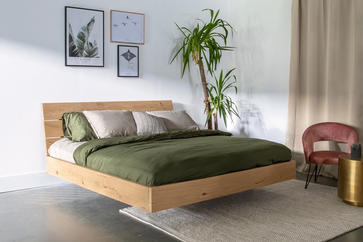 Massief eiken houten bed schuin hoofdbord Massief eiken houten bed schuin hoofdbord