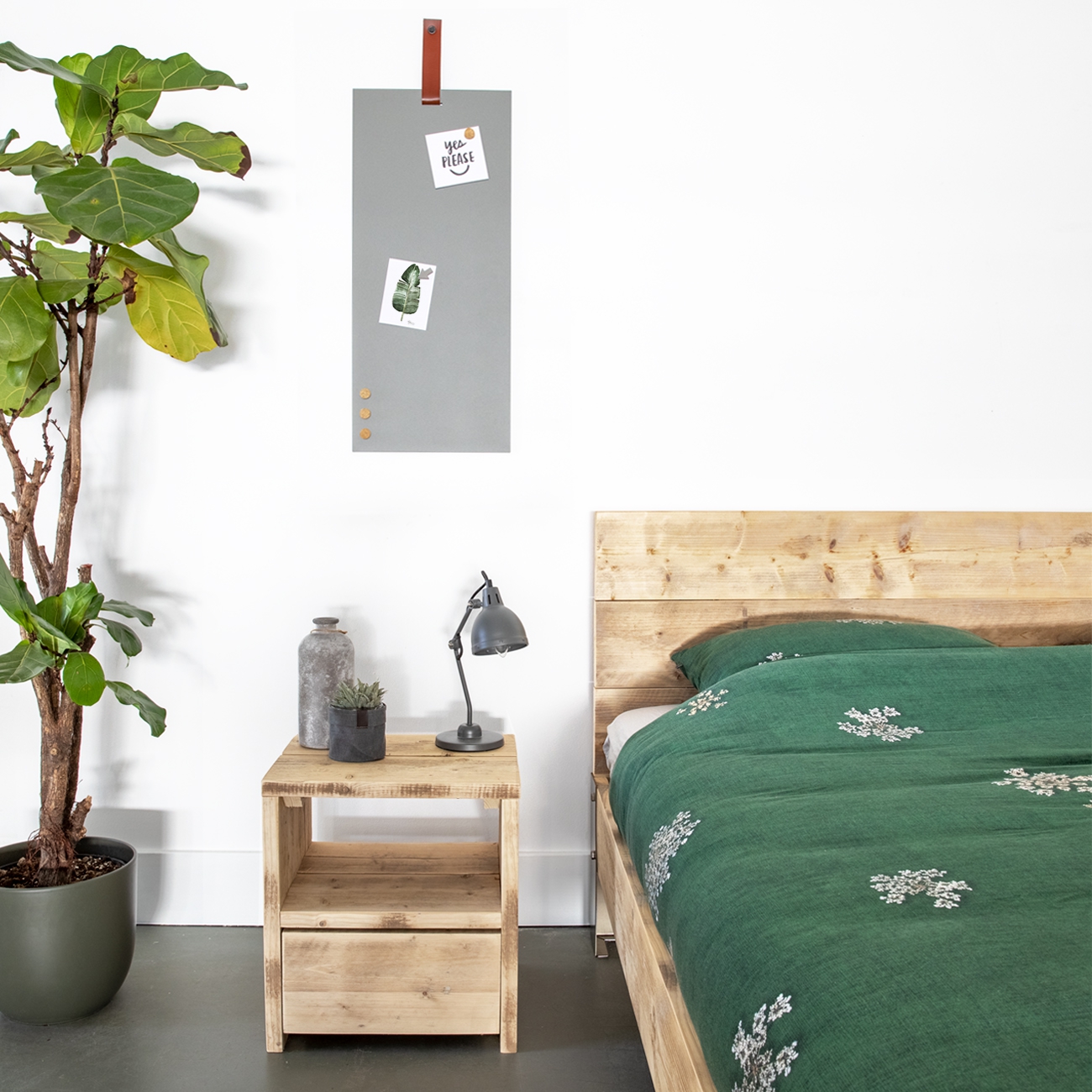 stoer grijsgroen magneetbord met leren band stoer grijsgroen magneetbord met leren band