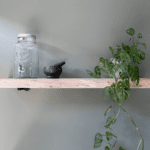 Sfeerfoto vanuit vooraanzicht van de dikke massief eikenhouten wandplank