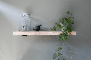 Sfeerfoto vanuit vooraanzicht van de dikke massief eikenhouten wandplank