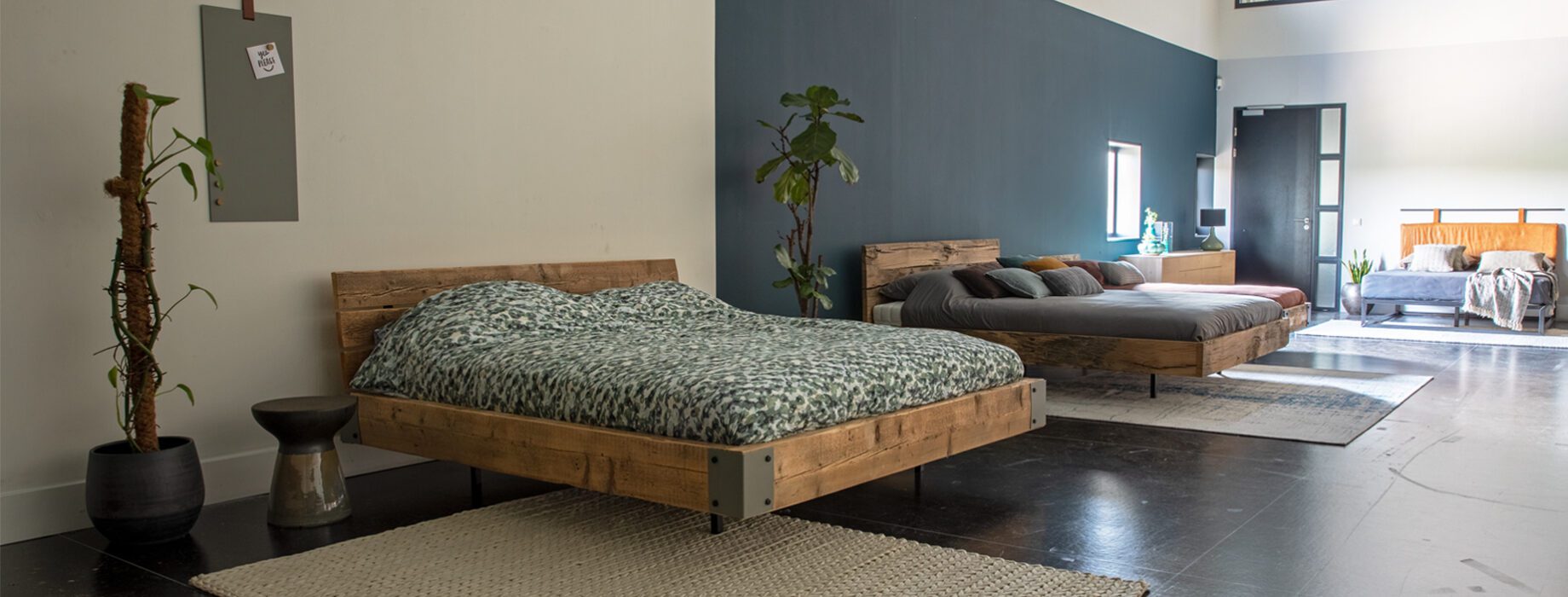 Wideshot sfeerfoto van de showroom