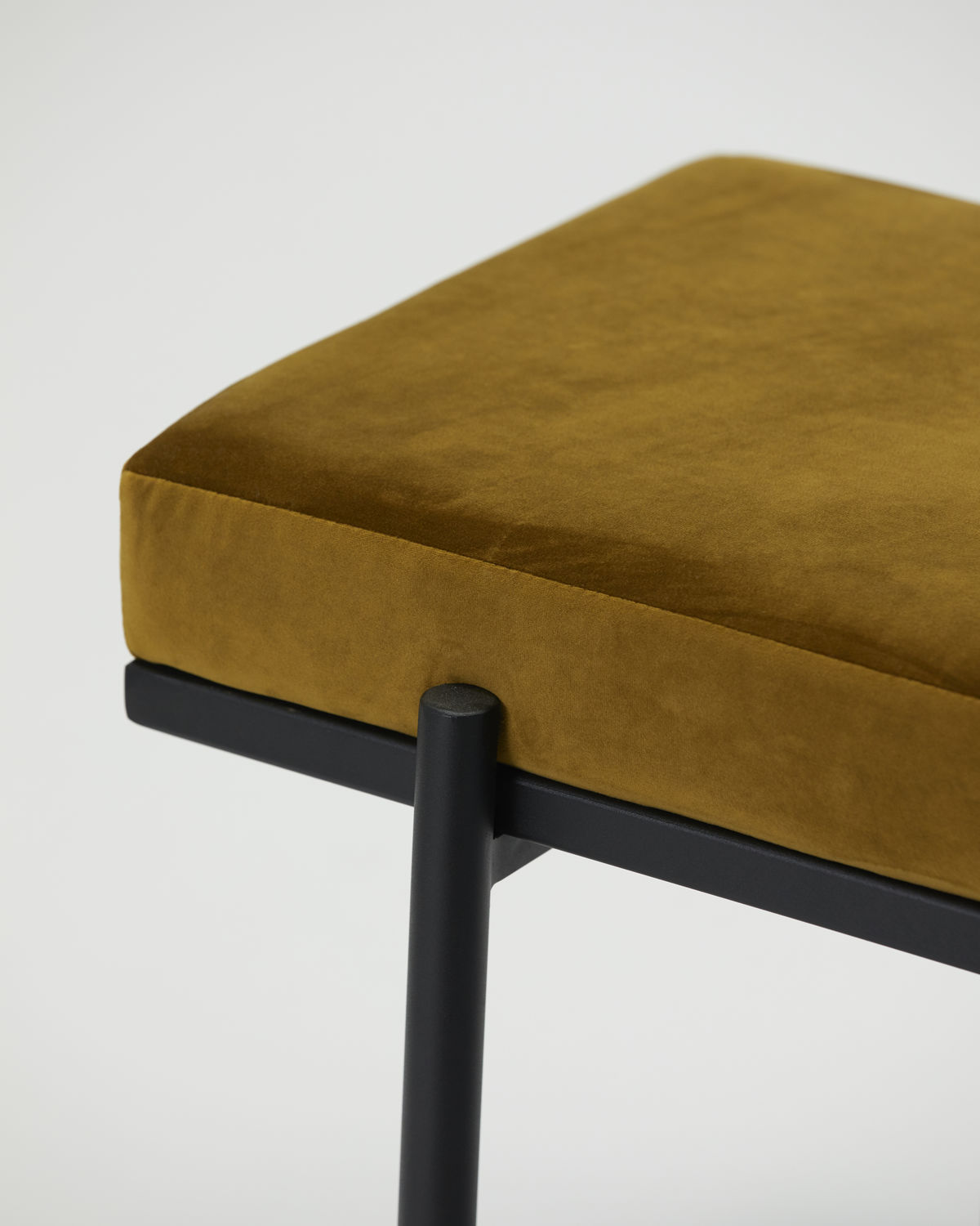 Bankje Lao Gallerij 2 Gussta bankje Lao Donkerolijf Donker Olijf polyester staal house doctor rustiek modern elegant gussta kussen