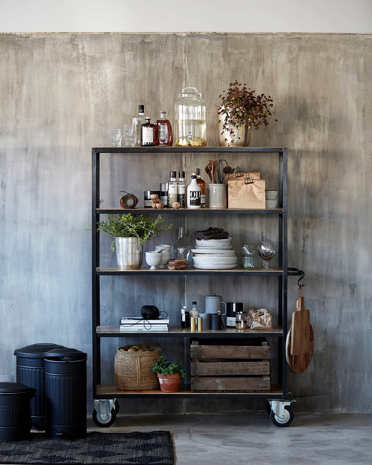 Sfeerfoto van hoge zwarte kastje met 4 wielen Sfeerfoto van hoge zwarte kastje met 4 wielen