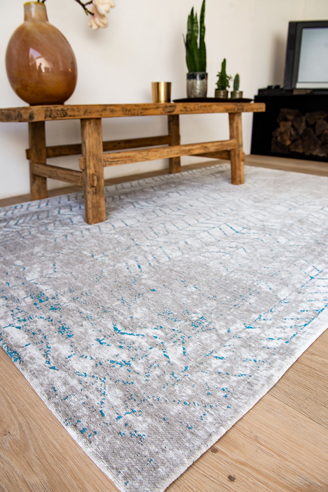 Sfeerfoto Laagpolig vloerkleed Louis de Poortere 8927 Mad Men Tribeca Blue