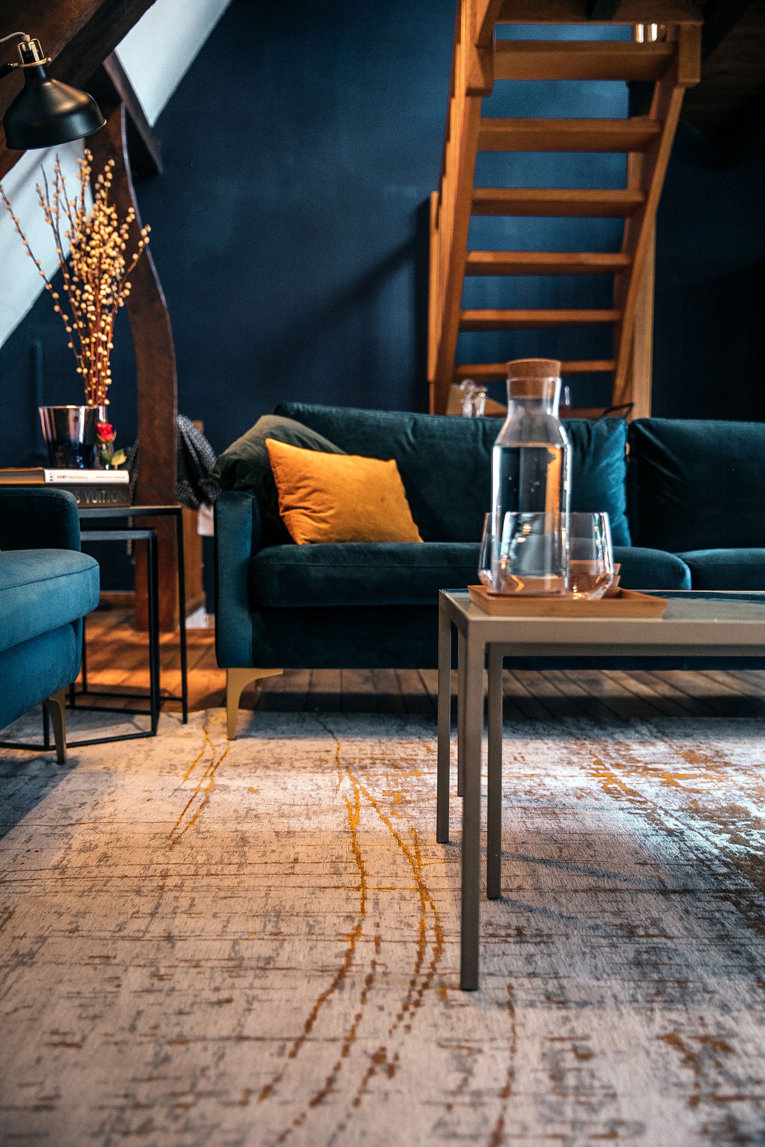 Sfeerfoto Laagpolig vloerkleed Louis de Poortere 8419 Mad Men Columbus Gold