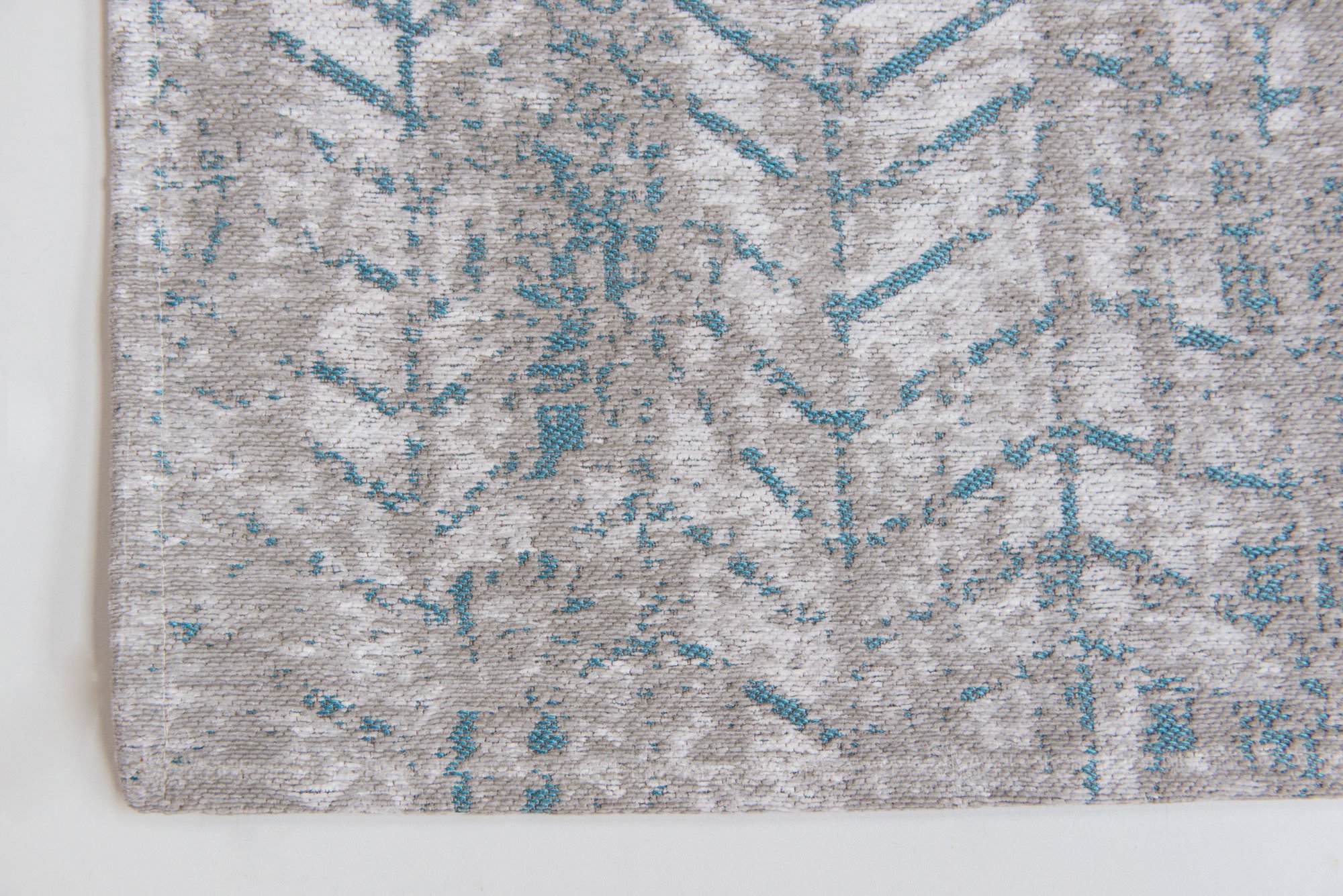 Sfeerfoto Laagpolig vloerkleed Louis de Poortere 8927 Mad Men Tribeca Blue