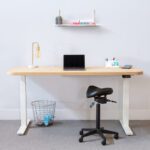 Productfoto elektrisch zit-sta bureau van massief eikenhout met ronde hoeken