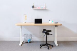 Productfoto elektrisch zit-sta bureau van massief eikenhout met ronde hoeken