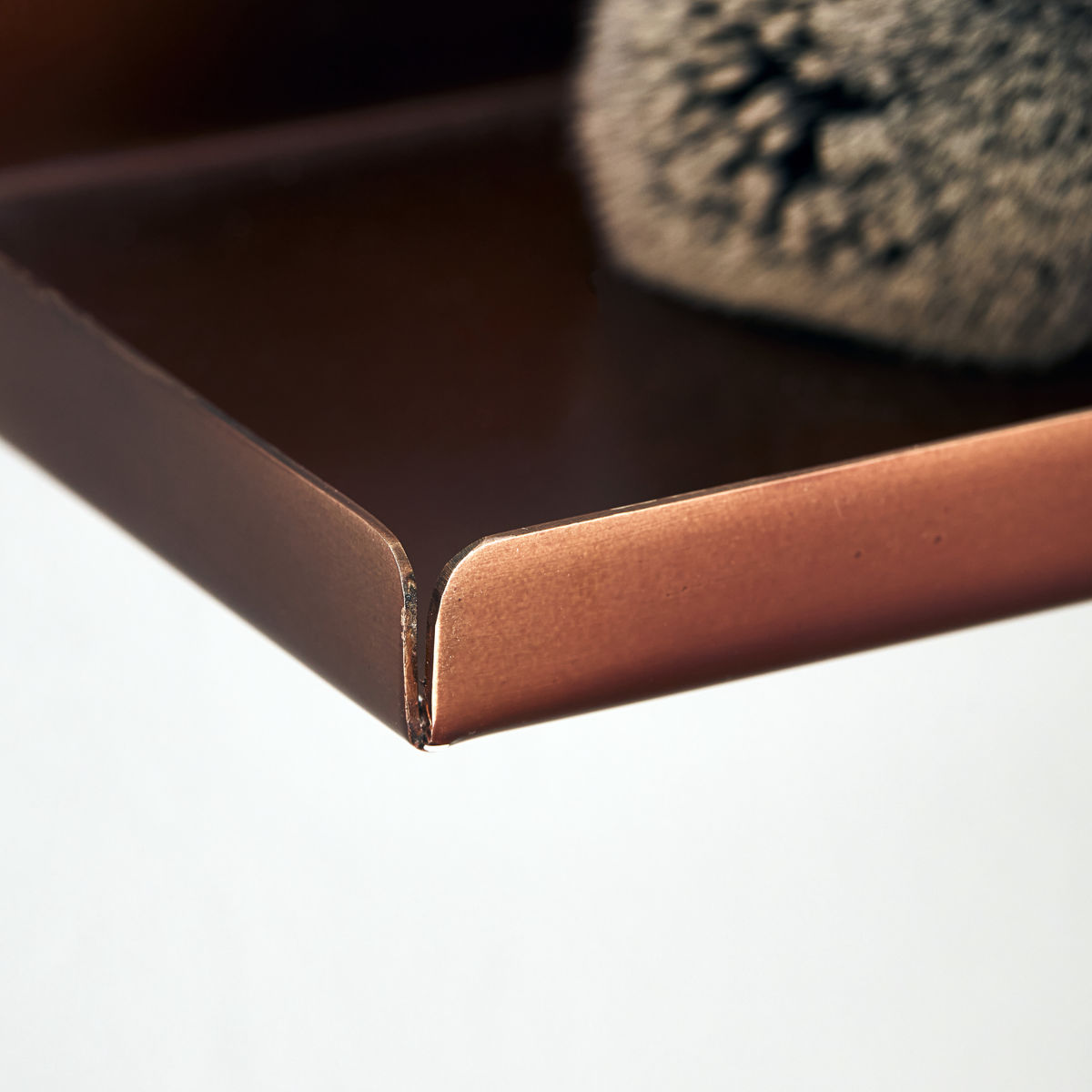 sfeerfoto 2 stalen wandplankje boti gebruindeerd brons sfeerfoto 2 stalen wandplankje boti gebruindeerd brons