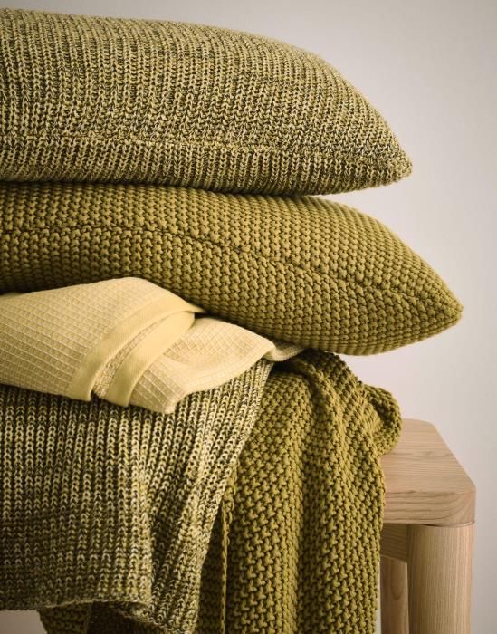 Sfeerfoto 4 Marc O'Polo Nordic gebreid kleed in de kleur mosterd